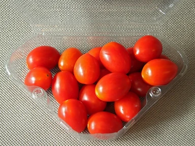 Похожие по цвету и форме плоды; на фотографии Cherry Roma